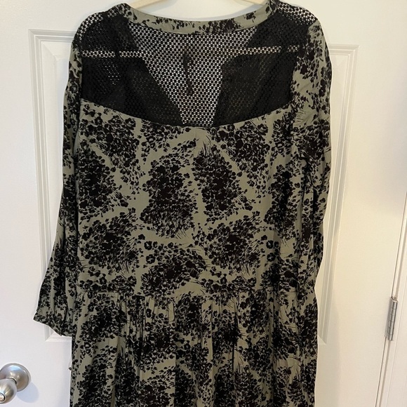 Hinge Black and Green Button Up Lace Back Dress - Picture 3 of 7